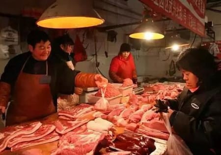 逼得老人坐公交去邻镇买肉，黑恶势力为何能操控农村肉价？