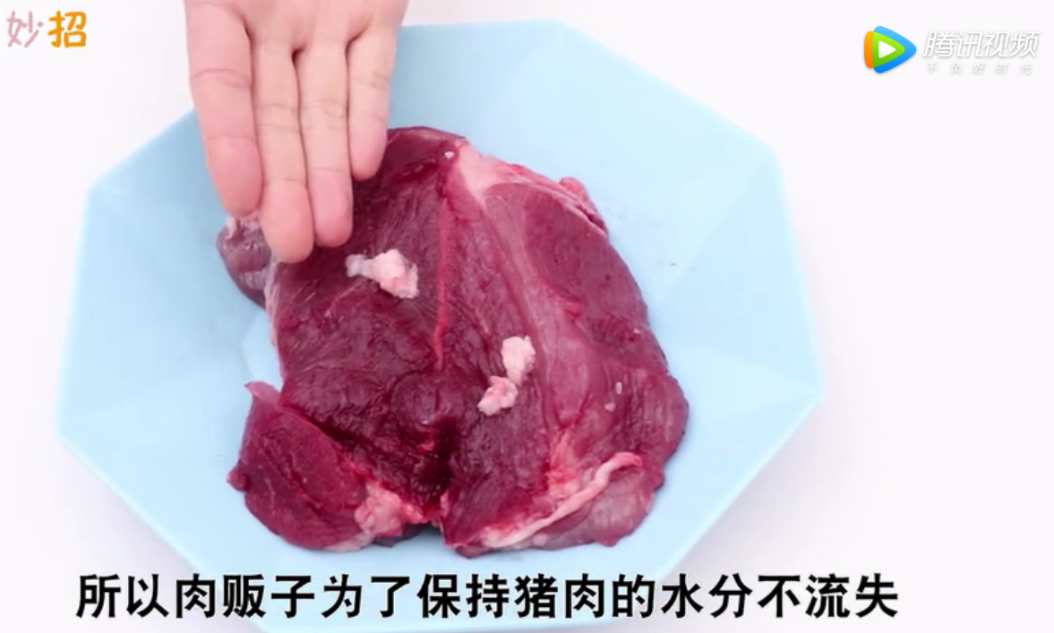  肉贩子为什么经常用布擦一擦肉？快提醒家里人，要早知道