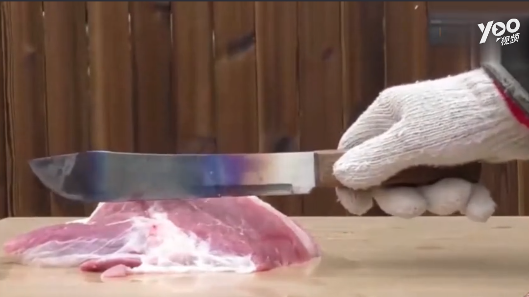 用1000度烧红的刀切生猪肉，结果会怎样？