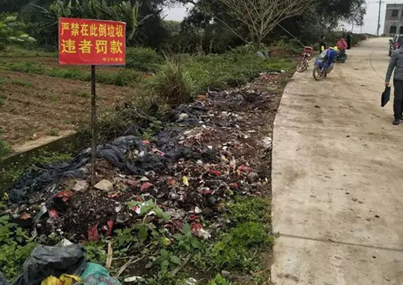网传广西博白一路边出现乱丢弃的病死猪 警方辟谣