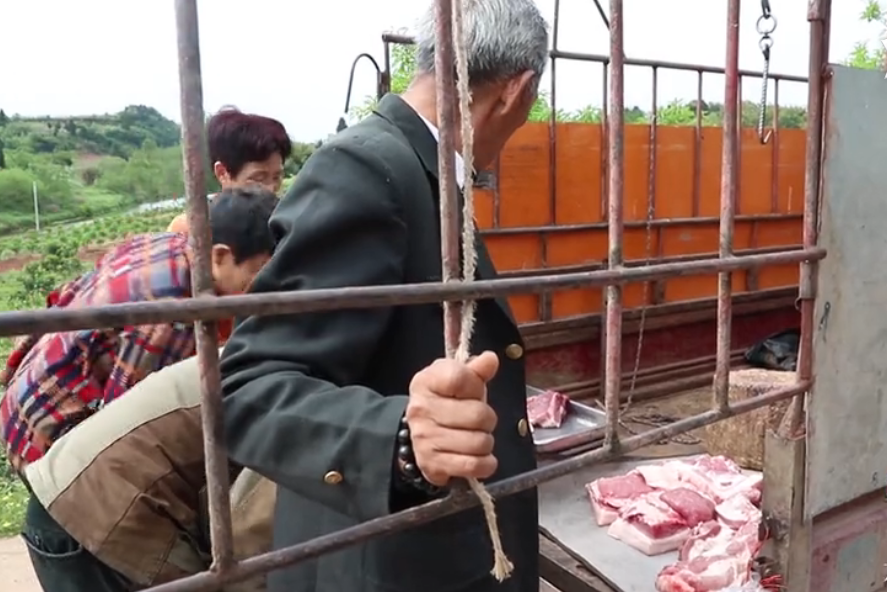 猪肉不好卖，开着三轮车下乡挨家挨户推销，全部便宜卖了