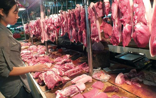 养猪户抱怨亏损，消费者吃不起猪肉，养猪的钱被谁挣走了？