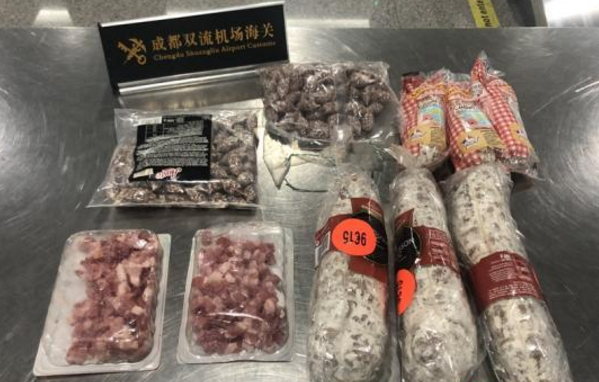 游客从国外带20公斤猪肉制品被挡获，其中两块西班牙火腿价值近万元