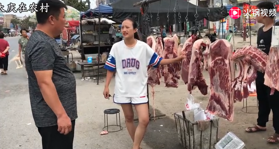 农村媳妇上街买猪肉，4斤多的排骨花了多少钱？媳妇直呼吃不起