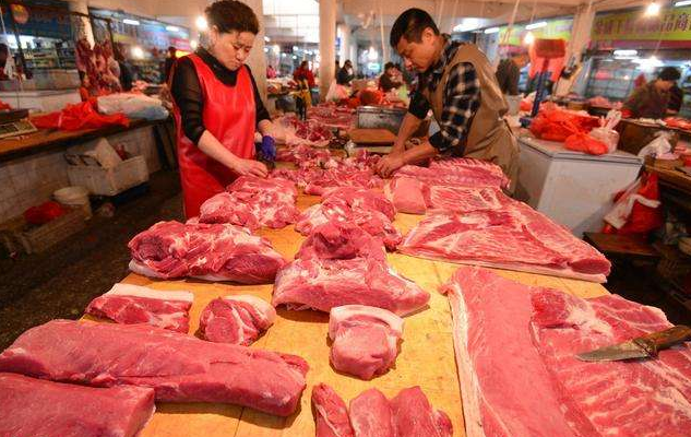 咸安区开展鲜猪肉销售摊位整治，暂扣未经检验生猪肉325公斤