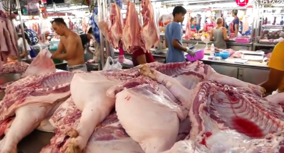 泰国菜市场卖猪肉师傅，熟练程度如庖丁解牛