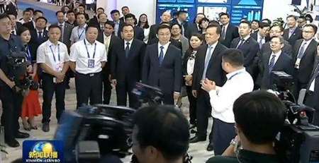 国务院副总理韩正一行参观生猪大数据中心所在展位