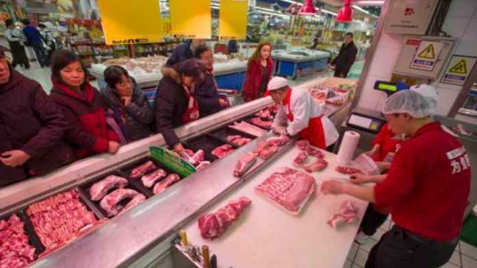 超市员工分解猪肉