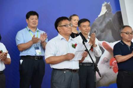 全国畜牧总站站长、中国饲料工业协会秘书长王宗礼致开幕辞 　　