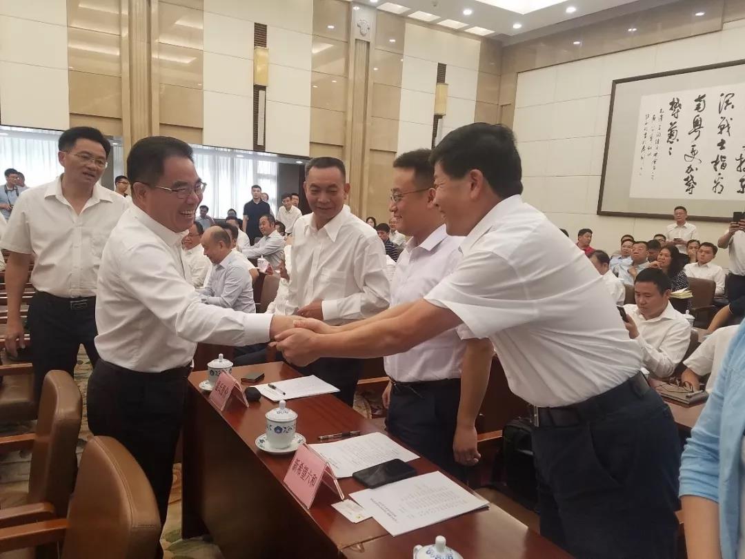 广东省委常委叶贞琴与双胞胎集团董事长鲍洪星亲切握手表示欢迎