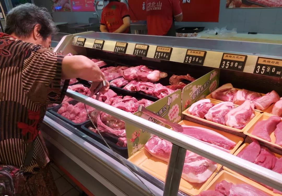 消费者在选购猪肉
