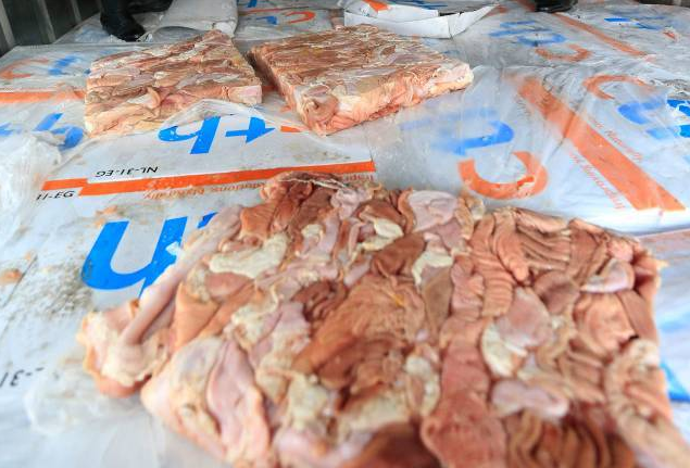 越南边境处执法部门查获大量走私猪内脏