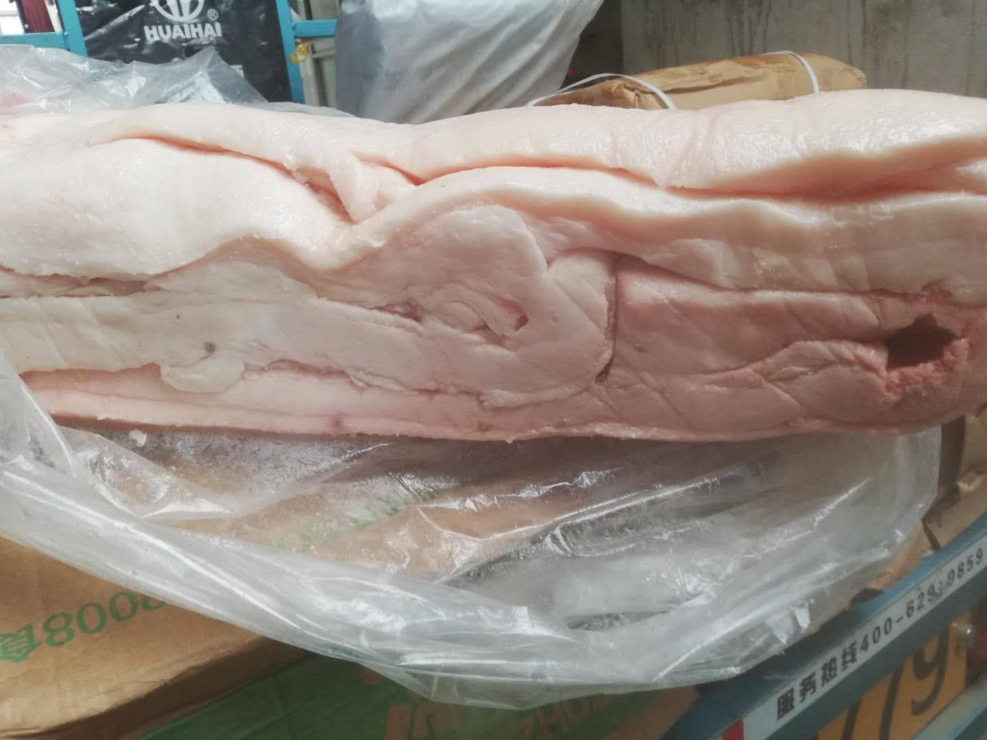 越南岘港市查获400公斤不明来源的猪肥肉