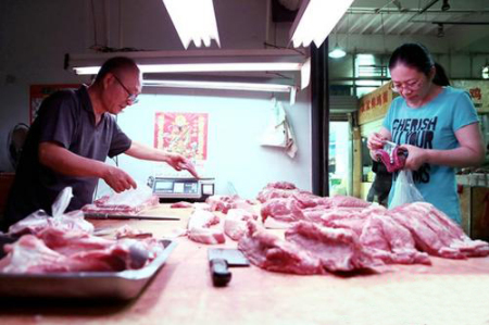 西安市民在购买猪肉
