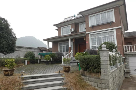 　董建强家的小楼在村里是建的最好的