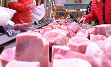 上海消费者在购买猪肉