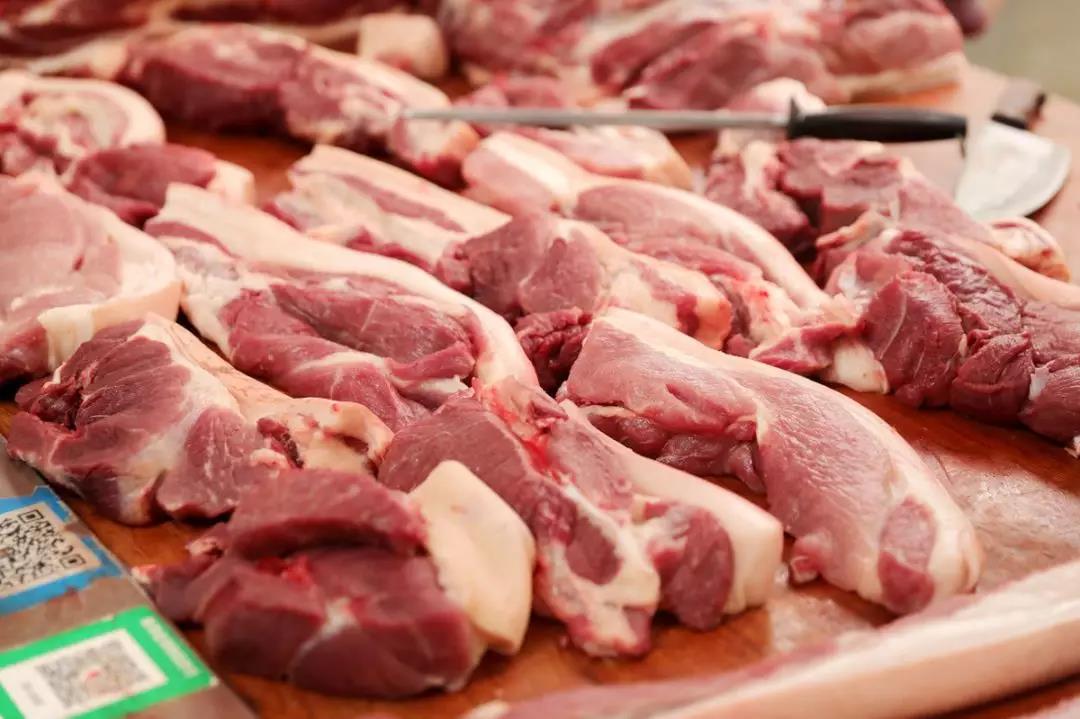 大量猪肉正在赶来的路上，4大因素促猪价回落，猪价要稳了？
