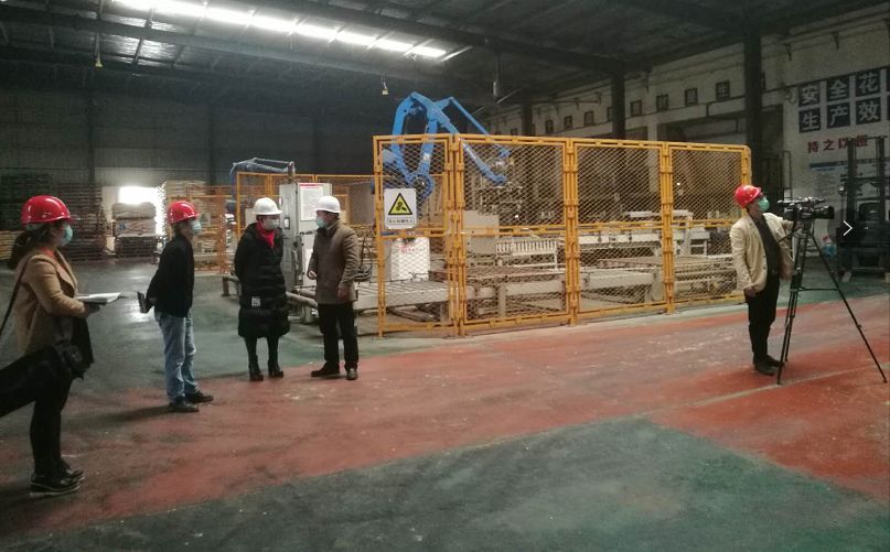 天门电视台《天门新闻》栏目拍摄生产车间