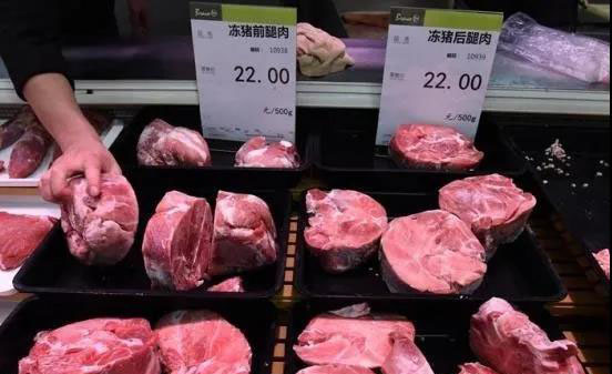 重庆市一家超市出售市政府投放的储备冻猪肉