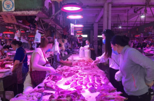 市民在农贸市场采购猪肉