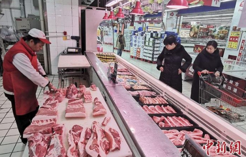 超市工作人员分解猪肉