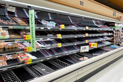 美国超市货架肉食被抢空
