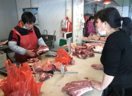 市民选购猪肉