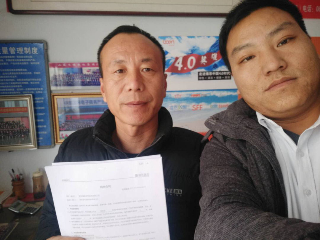 　邢台营营长王超超超（右）和客户辛老板（左）签订合同