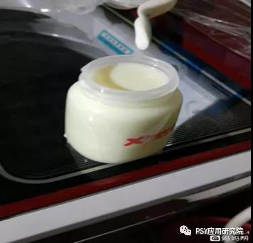 　奶水呈淡黄色