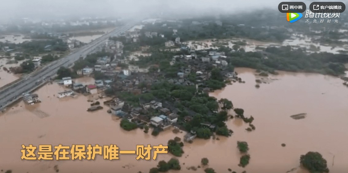 桂林遭遇特大暴雨引发洪水 农户将猪群赶到2楼客厅避难