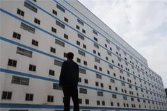 “雨后春笋”！豪华楼房外观背后的技术创新，中国城郊楼房猪场引外媒关注