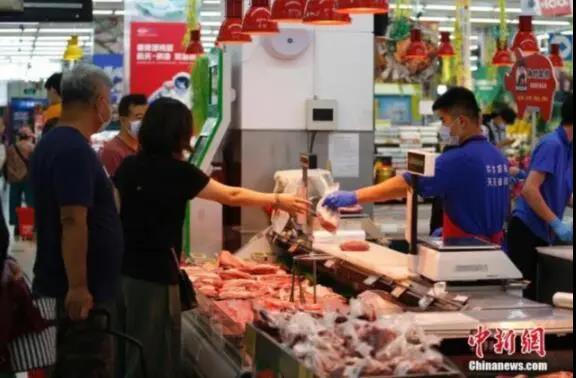 6月19日，北京市朝阳区一家京客隆超市内，市民选购猪肉