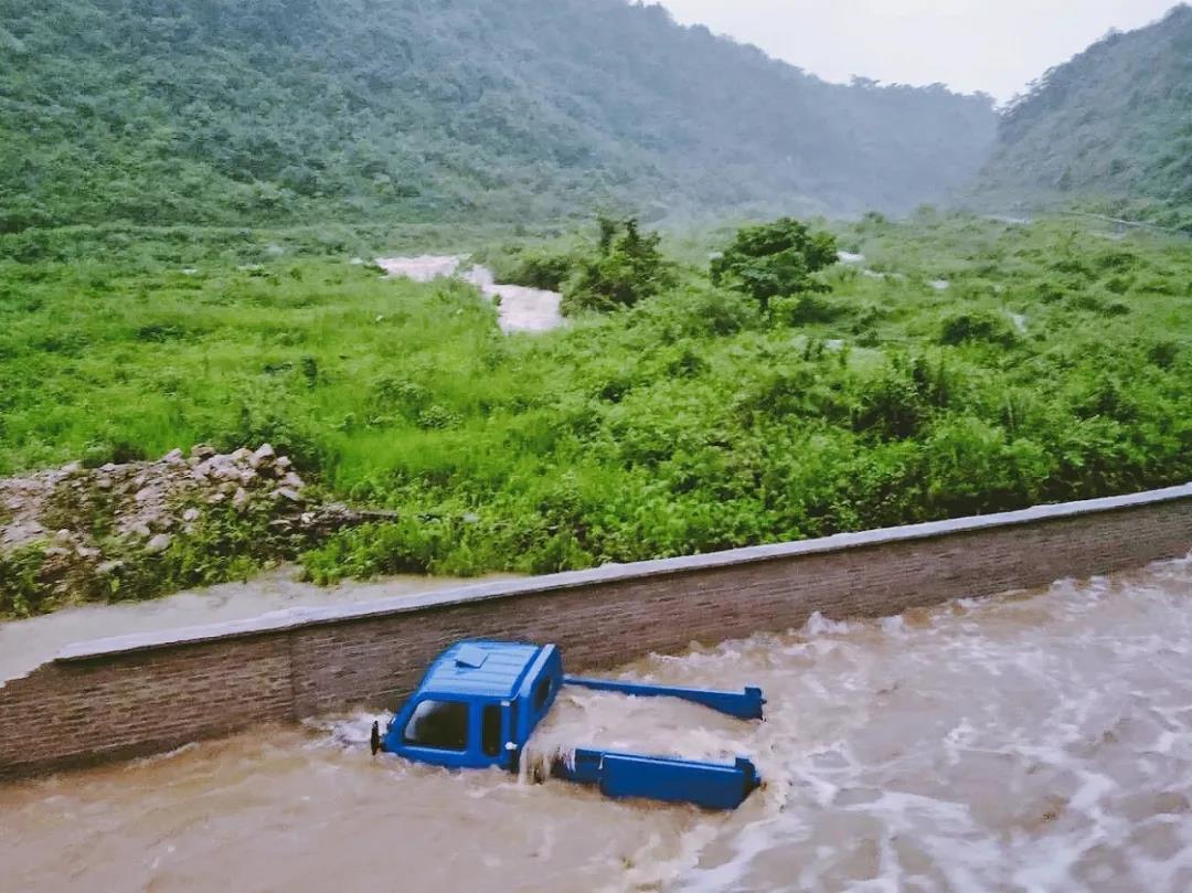 　2019年历史图片 场内消毒专业车被洪水裹挟数十米