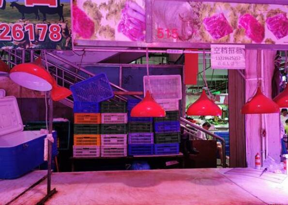 上沙农贸市场，几家猪肉铺面已经空档招租