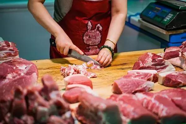猪肉价格又“破三”！生猪产能如何？肉价何时回落？