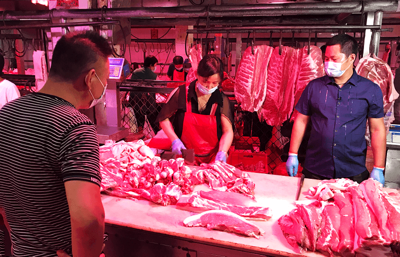 △北京市丰台区一家批发市场内，消费者正在选购猪肉。