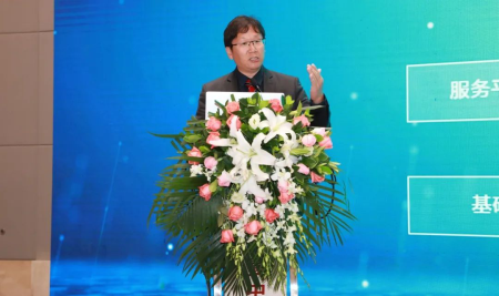 图为：中国畜牧业协会智能畜牧分会刘强德秘书长总结演讲