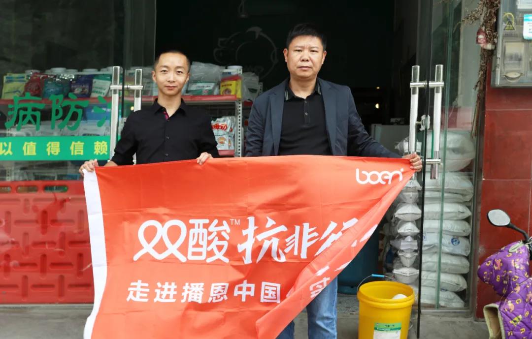 龙南益昕农业的徐总（左）和播恩龙南营营长唐艺彬（右）