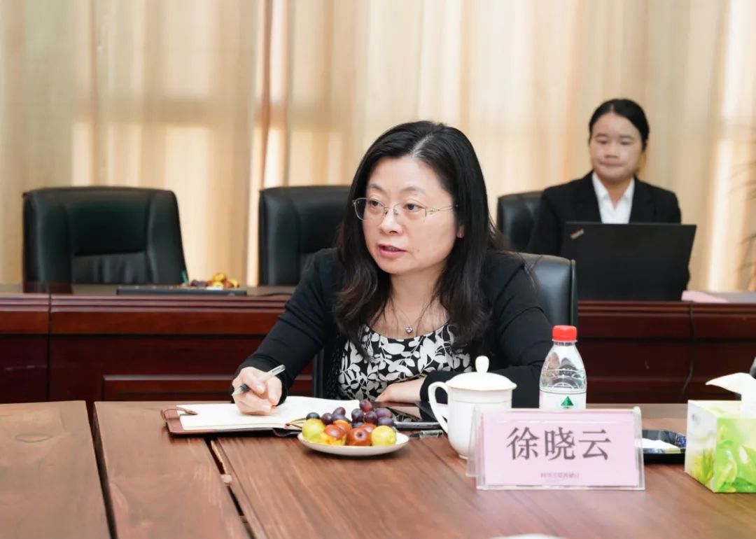 （徐晓云女士介绍学院概况）
