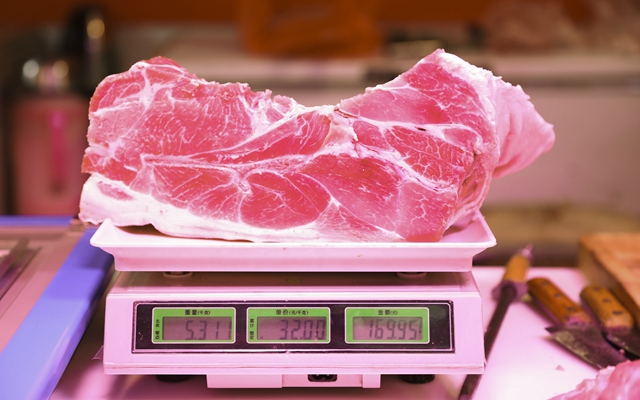 2020年11月17日全国各省市白条猪肉批发均价报价表，全国大部分地区多在40元/公斤左右徘徊