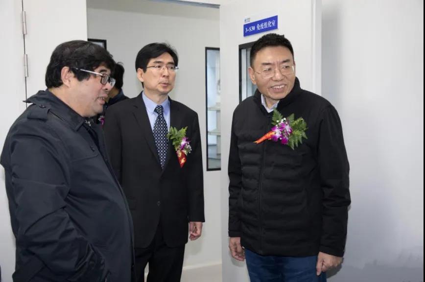 嘉宾参观新实验室