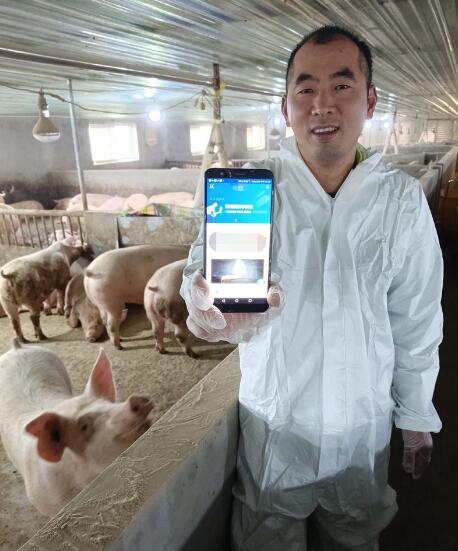 代养农户在核心企业现场学习生猪养殖技术