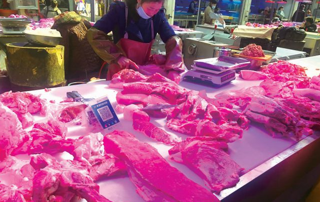 篆新农贸市场内售卖猪肉的摊位