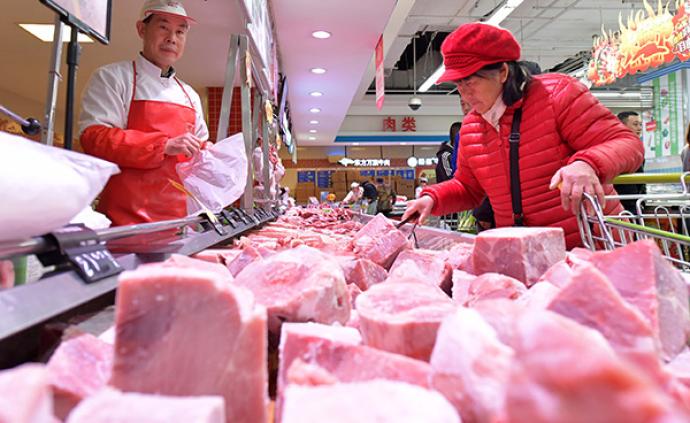 猪价“雪上加霜”！供给过剩，6万吨储备肉在路上，还要跌多久？
