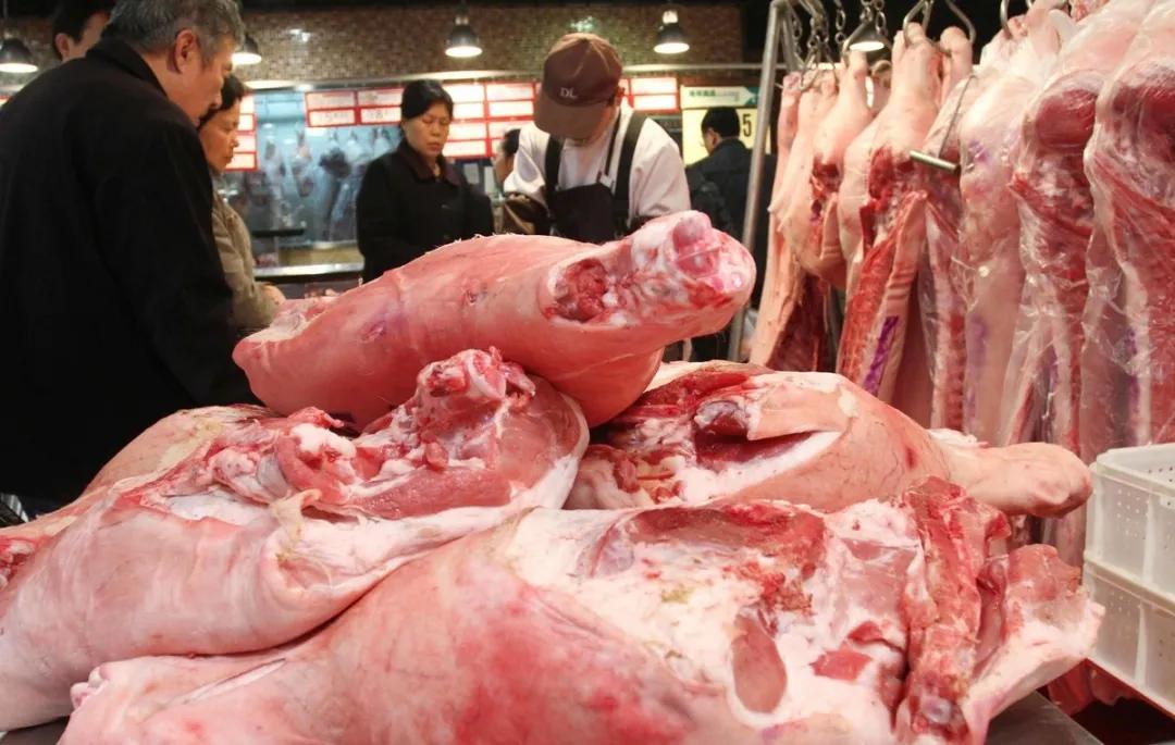 就地过年不忘大口吃肉！储备冻肉批量“春运”，猪肉价格有望回落