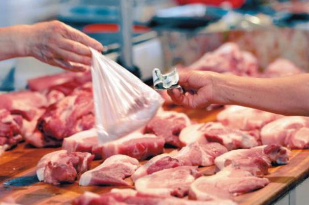 新发地猪肉批发价比节前下降36%！来看猪肉下降的三要素...