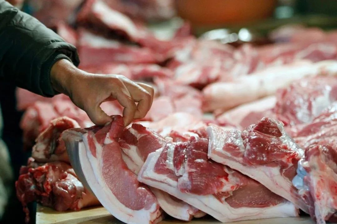 猪肉连降4周！产能恢复超预期，今年猪肉有望回归“平民价”？难