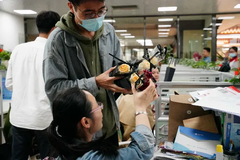 直击现场！扬翔的男神们给女神送节日惊喜啦