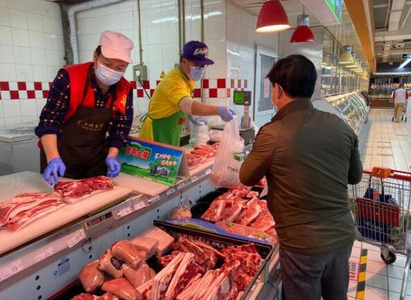 在北京市东城区一家大型商超，消费者选购猪肉产品