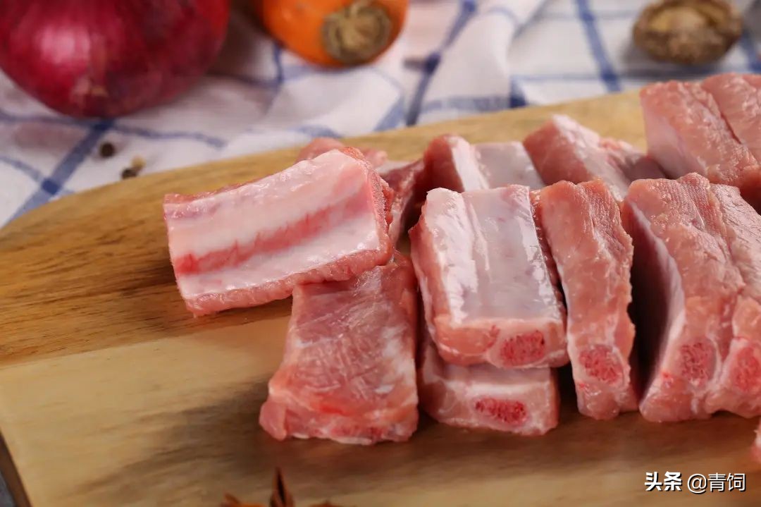 饲料价上天，猪肉价落地，中小型猪场或面临淘汰？